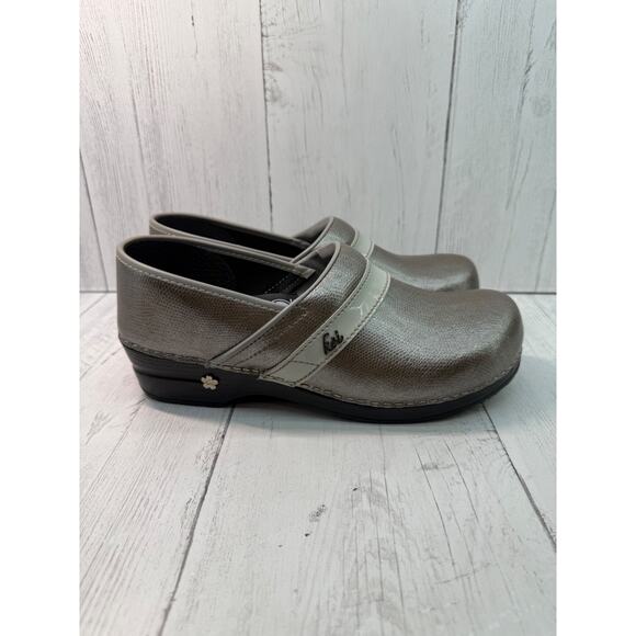 Sanita Koi Kora Embossed Leather Pewter Clogs EU 41 US 10 NEW Work Nurse Comfort - Picture 2 of 8